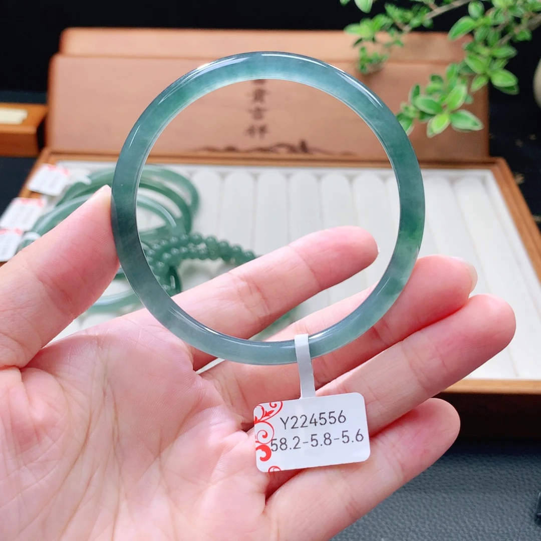未镶嵌手镯（圆镯）翡翠