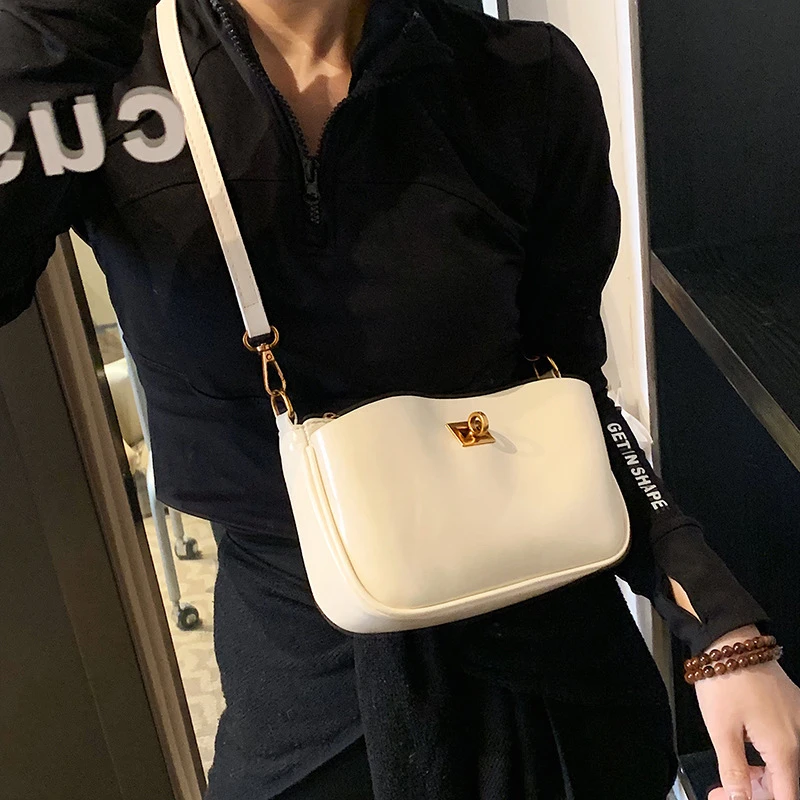 路遥女包韩版潮腋下包女2025冬季新款时尚休闲单肩包高级感小众斜