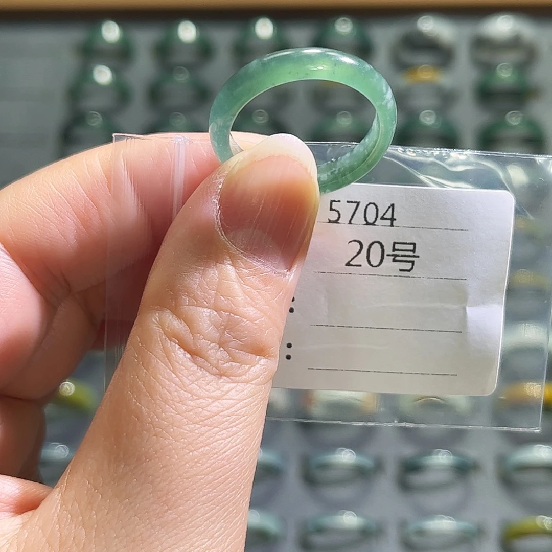 翡翠未镶嵌戒指5704。