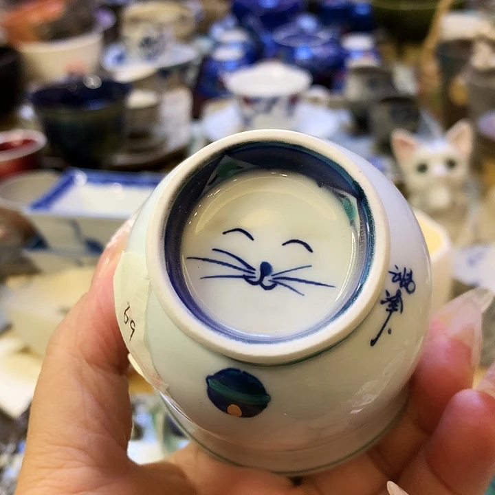 器物的色彩搭配起来很漂亮