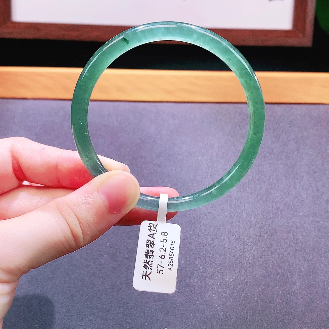 翡翠手镯未镶嵌天然翡翠