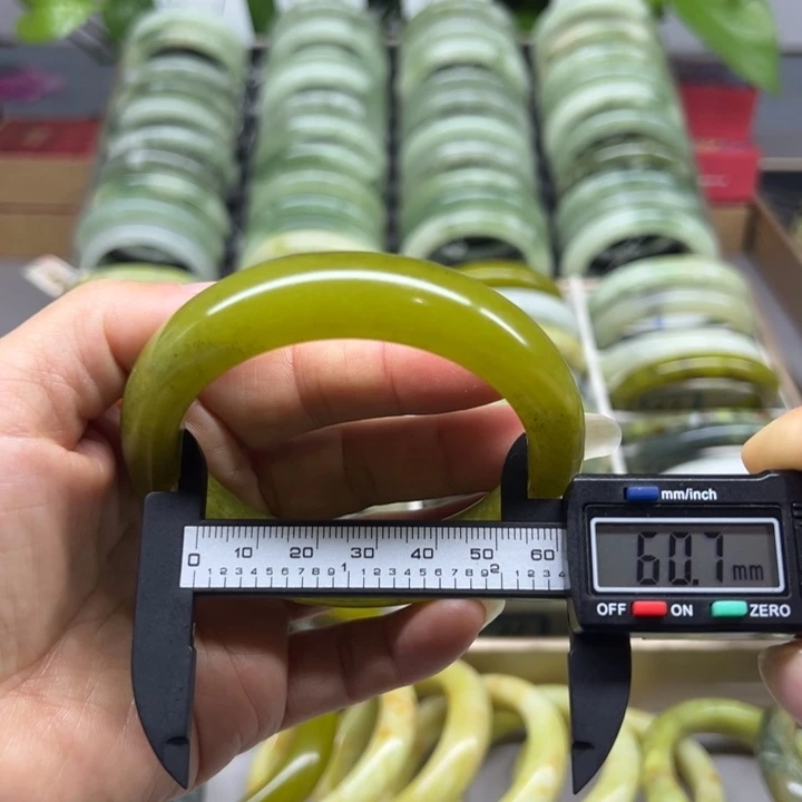 蛇纹石玉未镶嵌手镯49