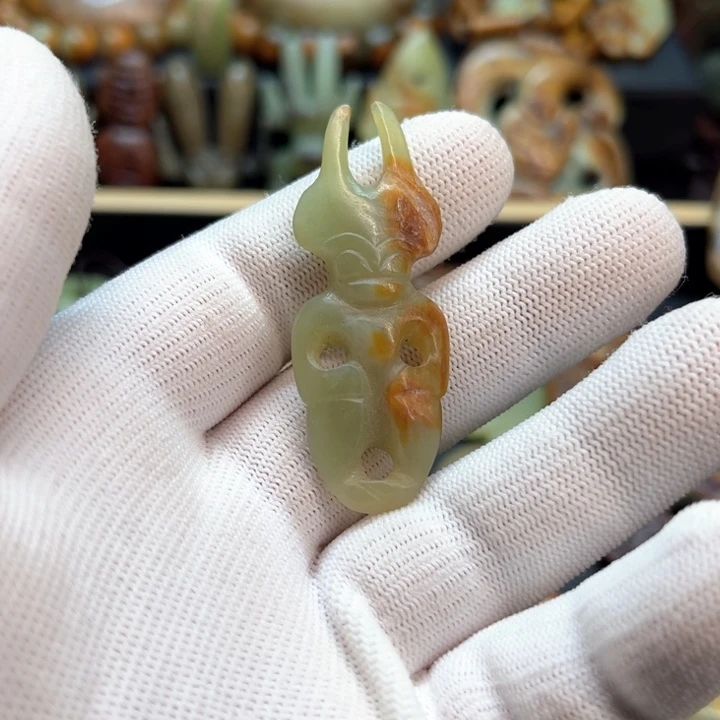 未镶嵌岫岩河磨玉（透闪石质玉）挂件