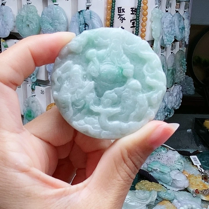 颈饰足铂镶嵌翡翠翡翠