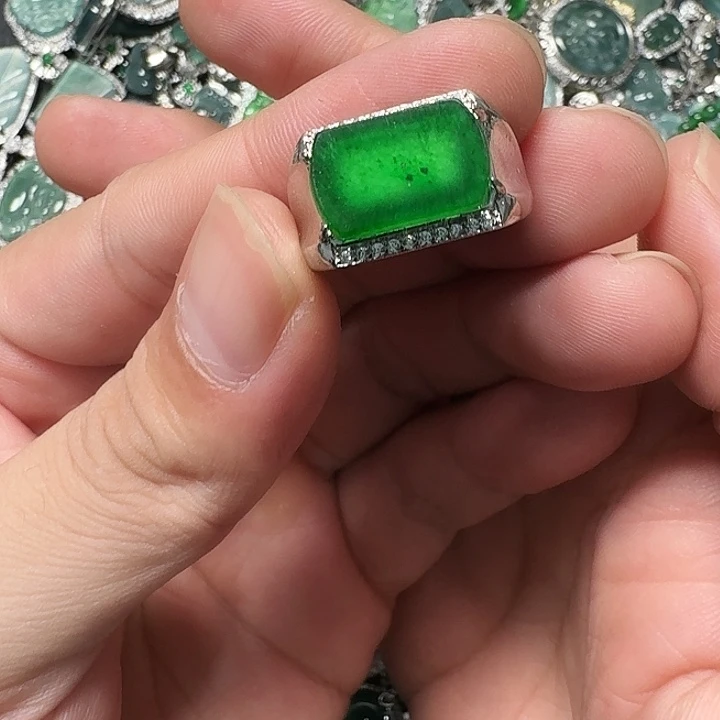 翡翠未镶嵌颈饰天然A货翡翠放漏