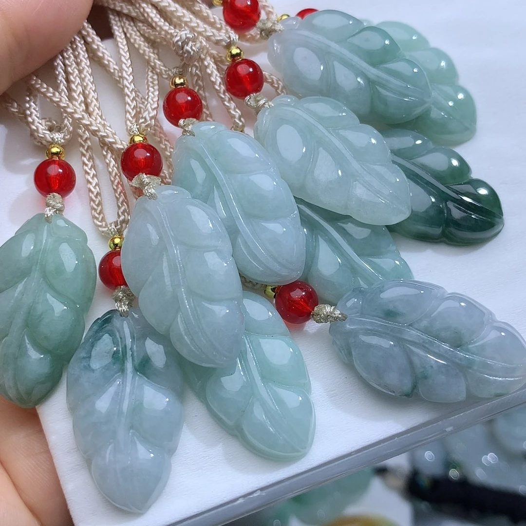 翡翠未镶嵌颈饰。发其中一个！