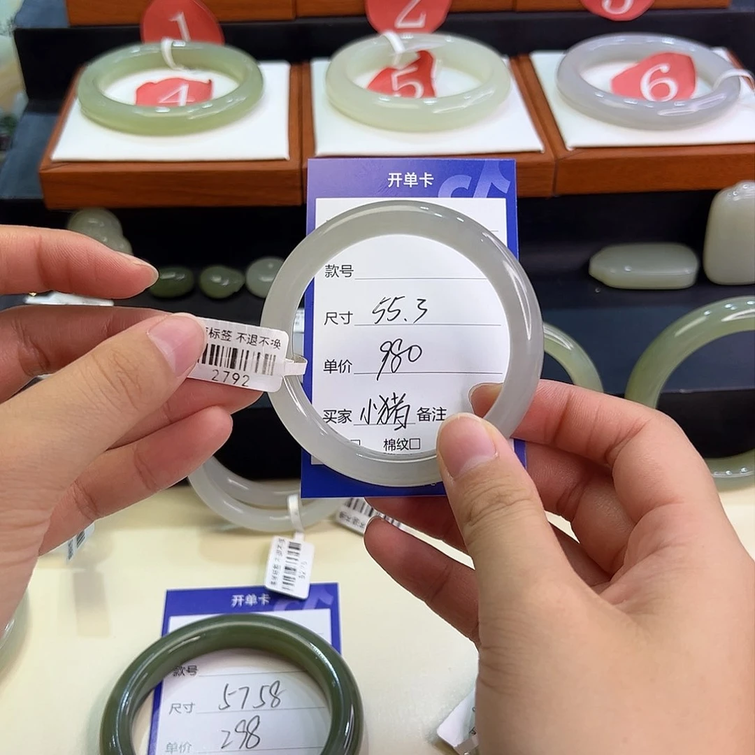 和田玉手镯未镶嵌小*