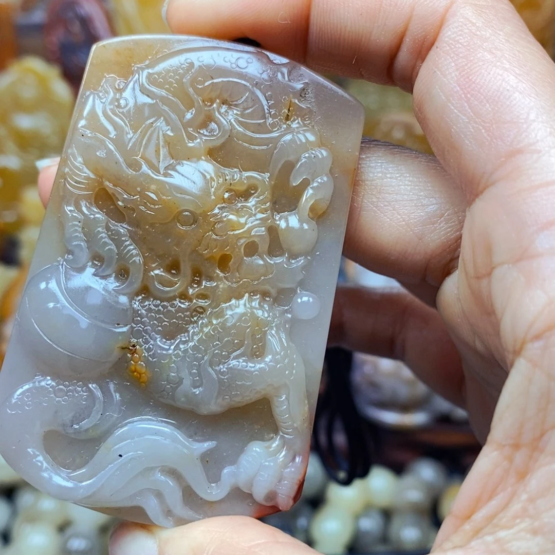 石英质玉（黄龙玉）未镶嵌颈饰