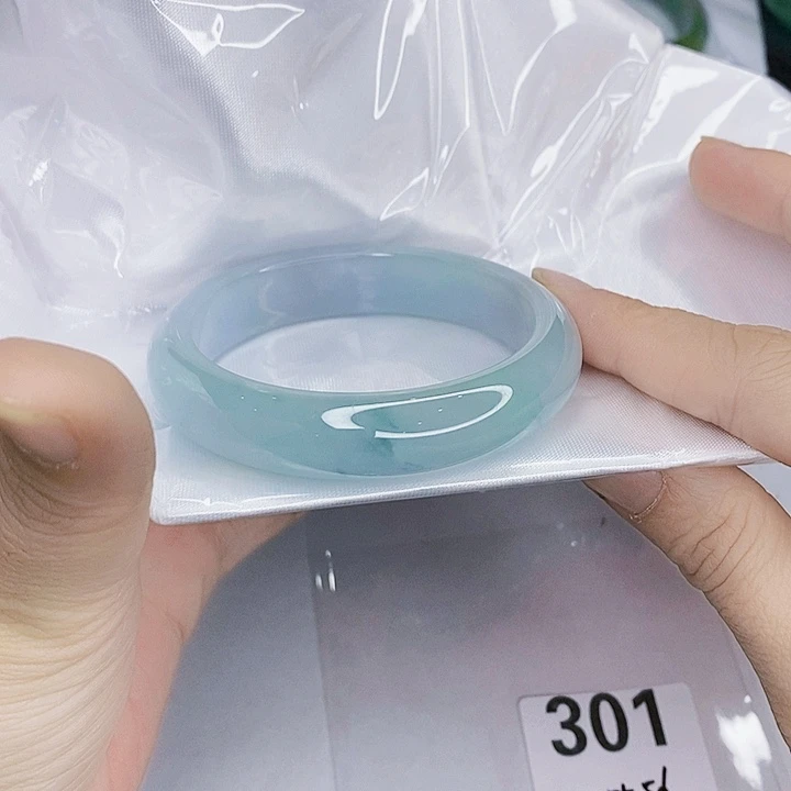 翡翠未镶嵌手镯一图一物实物为准（微瑕处理）