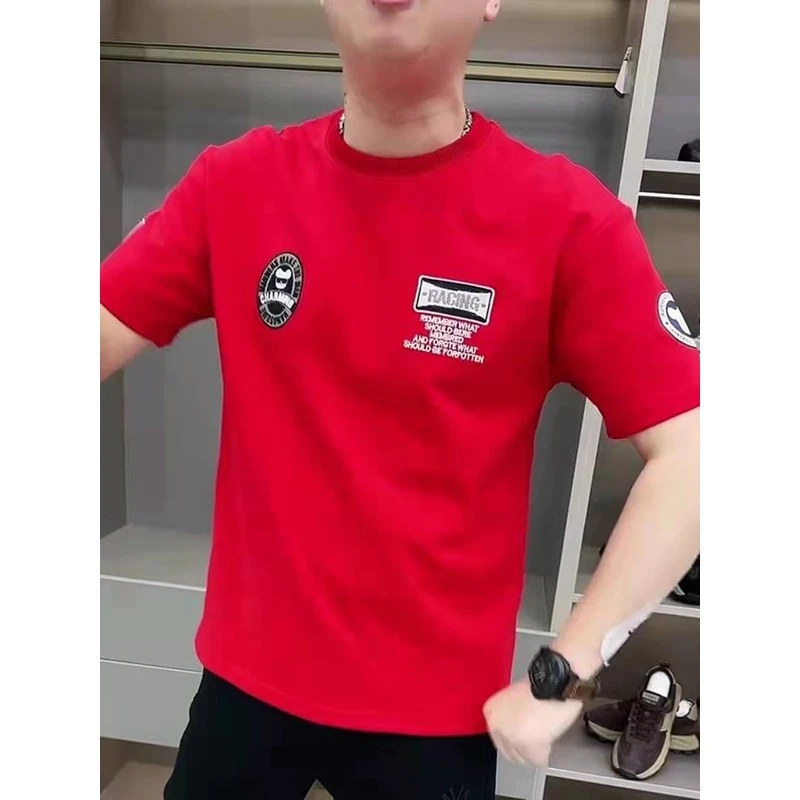 今年新款红色短袖男士潮牌时尚徽章印花圆领t恤痞帅修身个性上衣
