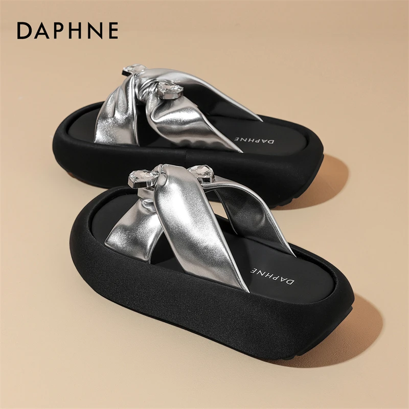 达芙妮厚底一字拖鞋女2025夏季新款踩屎感水钻松糕百搭沙滩凉鞋S