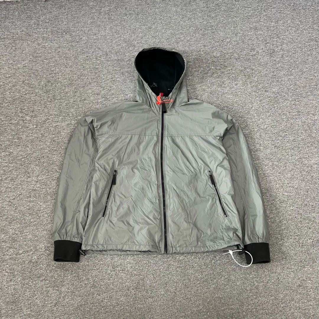 99新 BURBERRY/博柏利 水泥灰 连帽 冲锋衣 xl码 红标