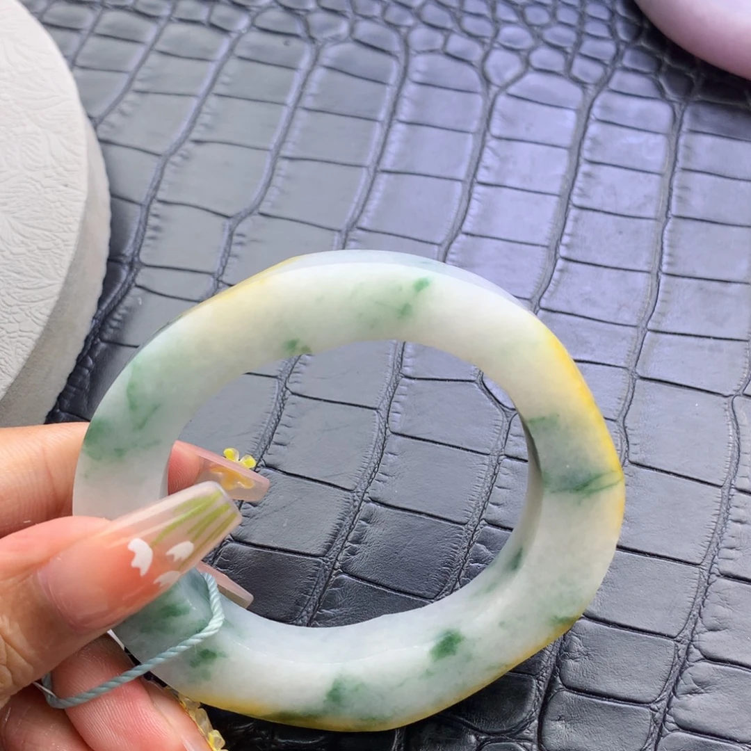 宽***容定制翡翠未镶嵌翡翠手镯