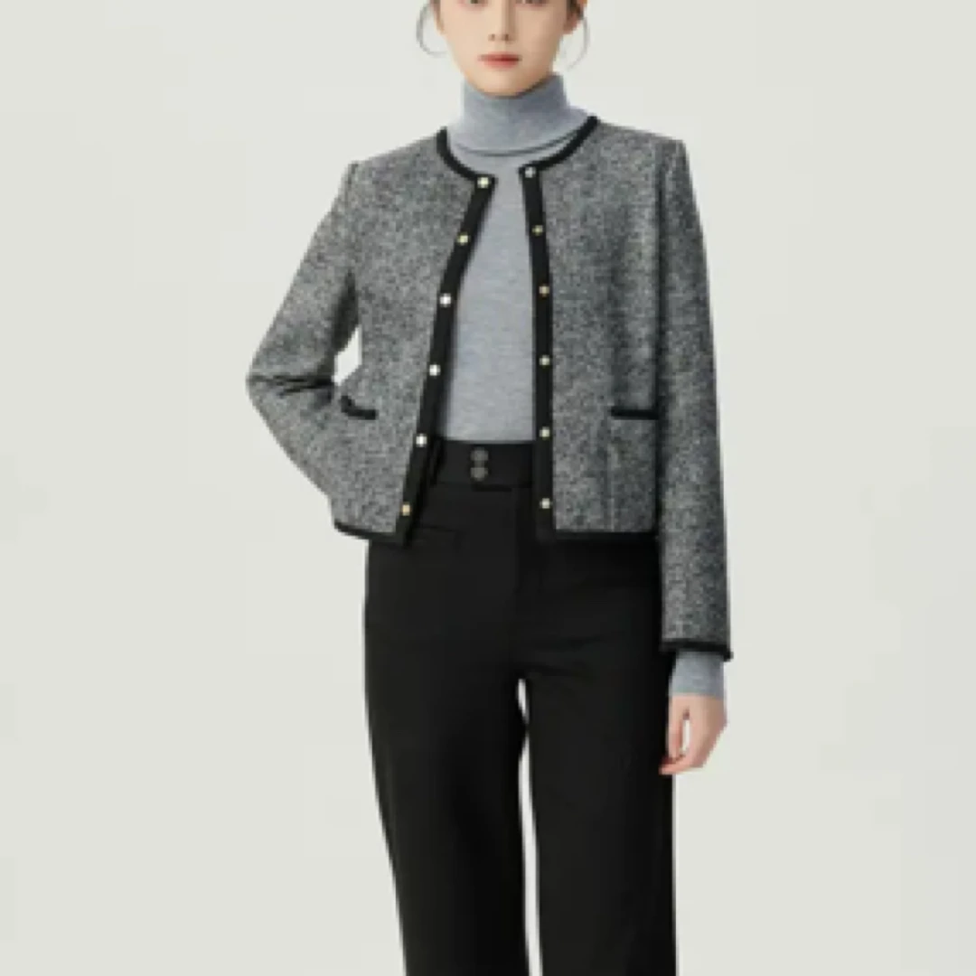 GIRDEAR/哥弟气质精致时尚百搭圆领单排扣短款小香风外套1400512