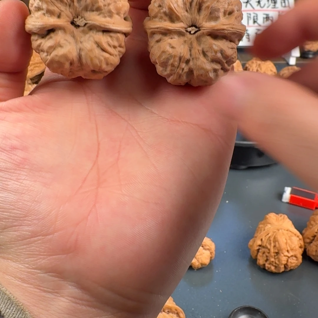 母***。吊坠文玩核桃蛤蟆的眼睛是真的好看啊我的天