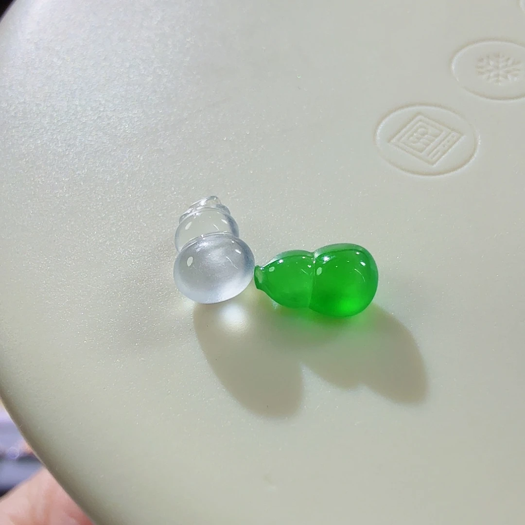 翡翠未镶嵌颈饰葫芦一对