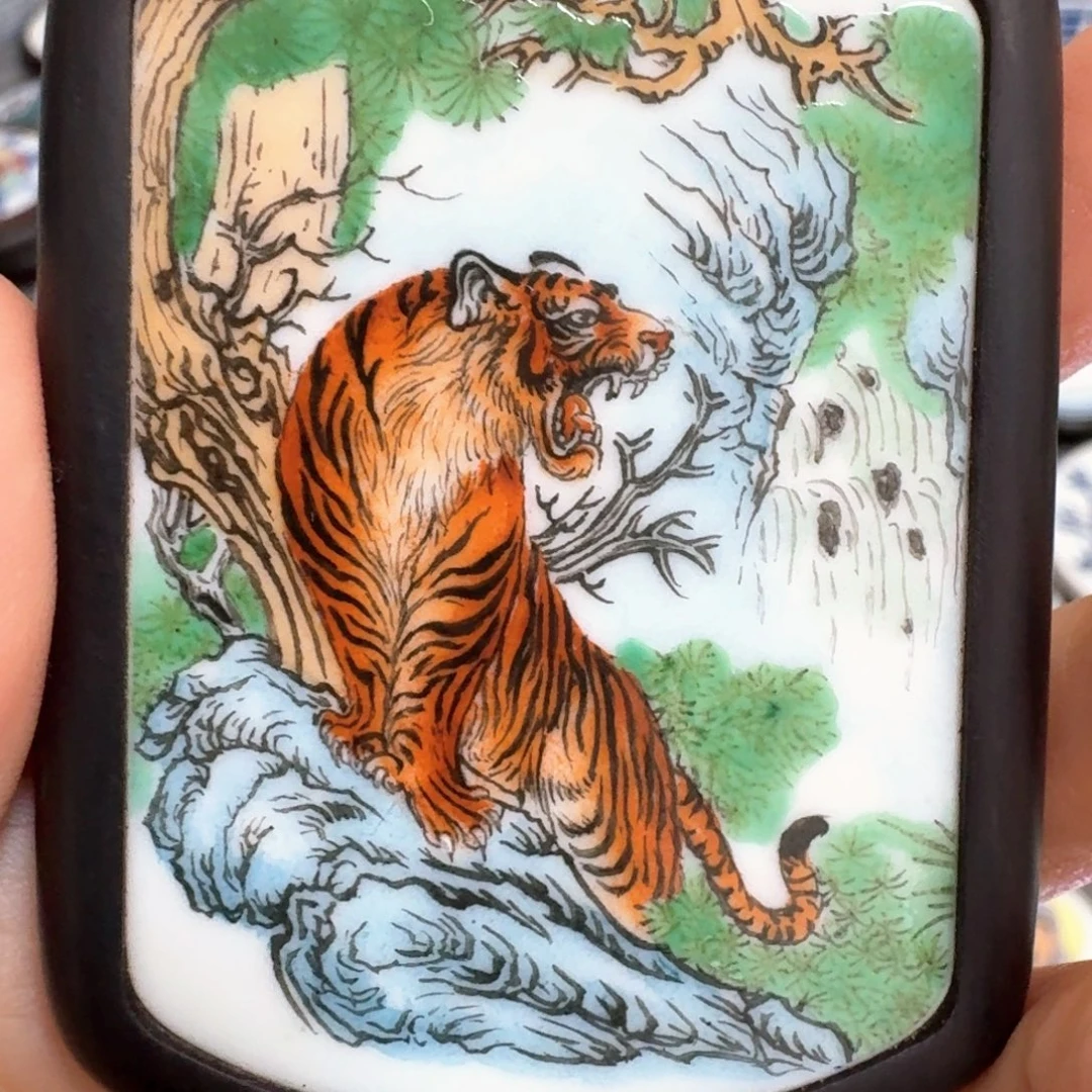 竹***子瓷片粉彩紫檀木老虎挂件