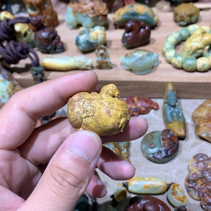 未镶嵌岫岩河磨玉（透闪石质玉）挂件