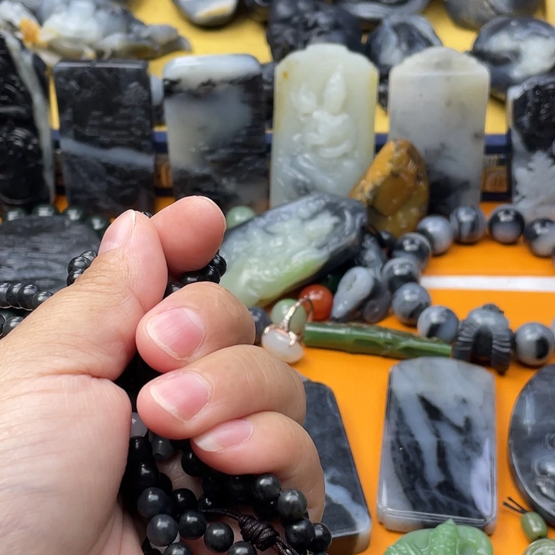 屈***六和田玉未镶嵌颈饰