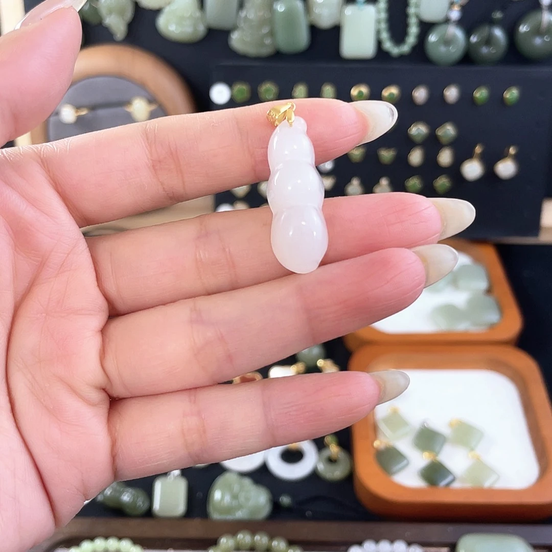 安***心和田玉未镶嵌颈饰