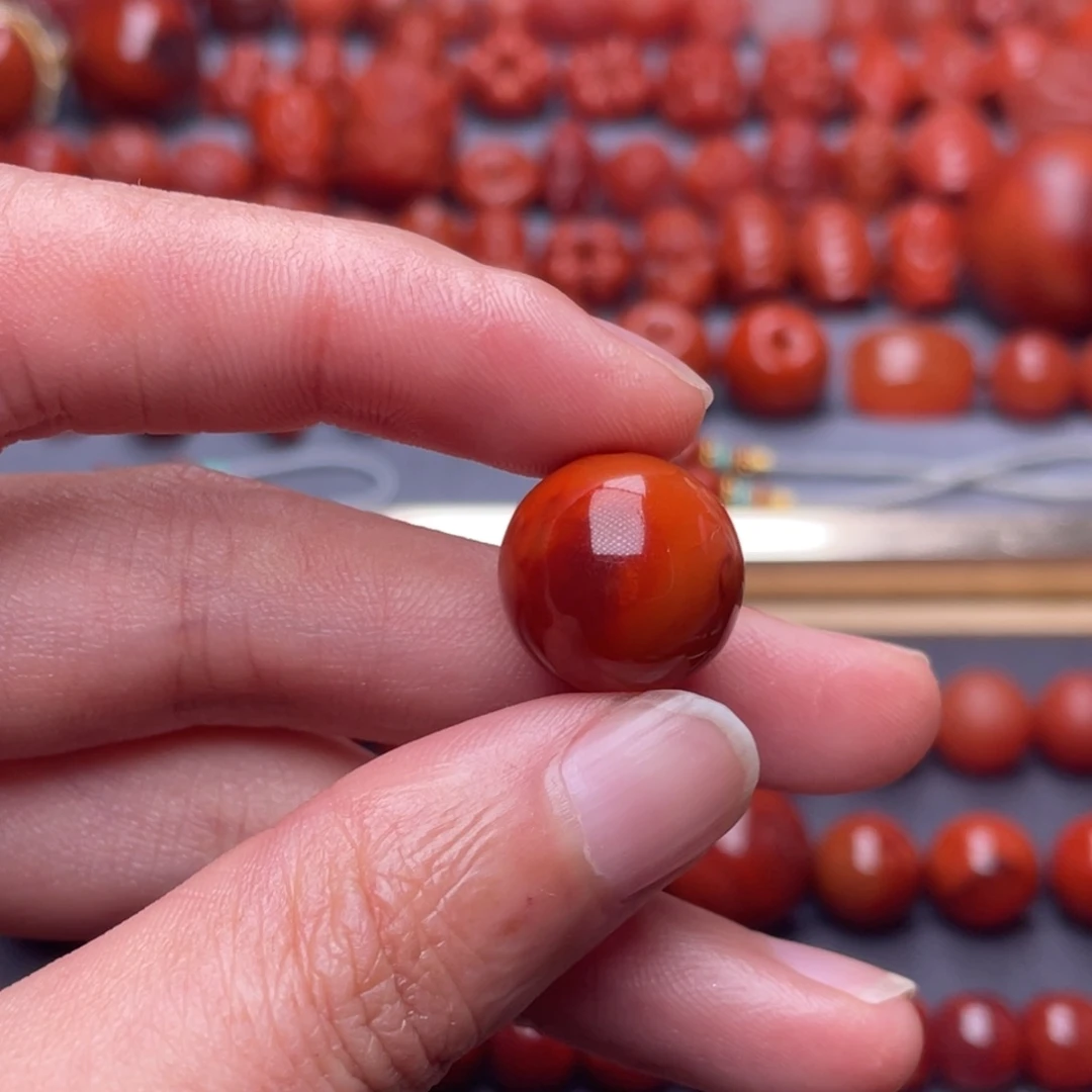 南红玛瑙配饰未镶嵌W15瓦西牛血双色圆珠原矿