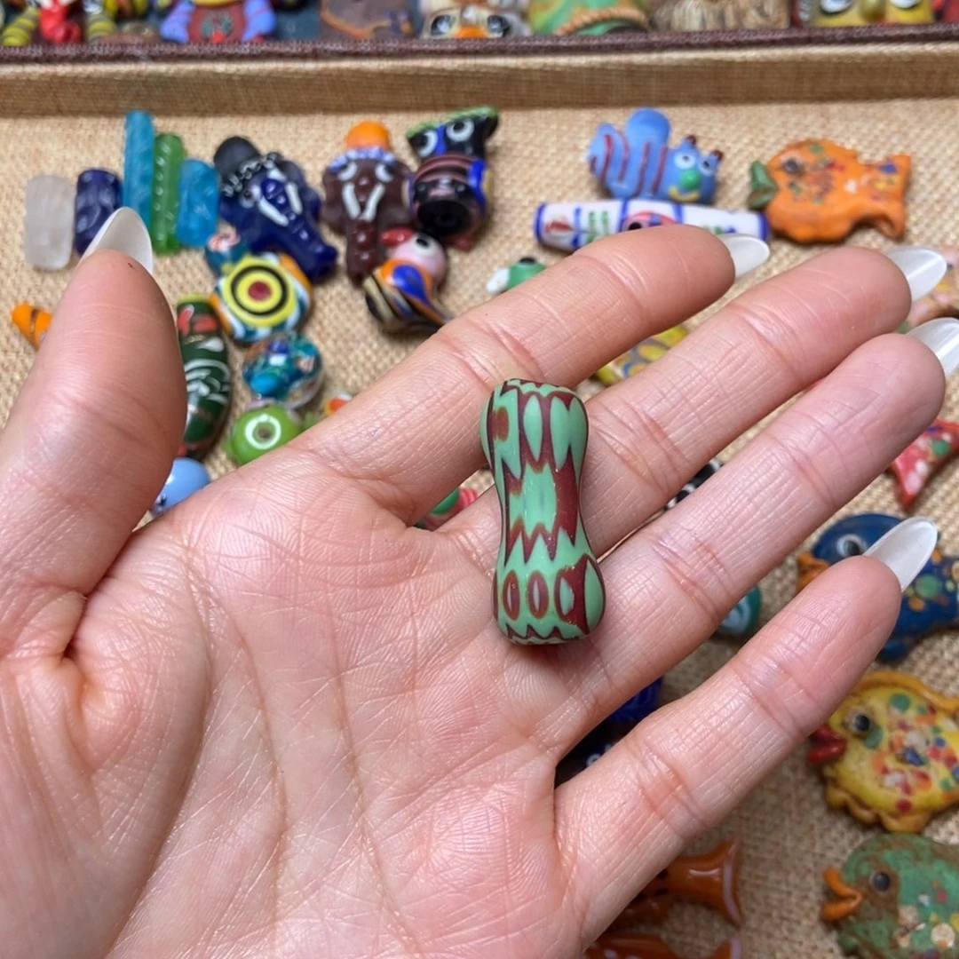 颈饰琉璃腰珠一颗