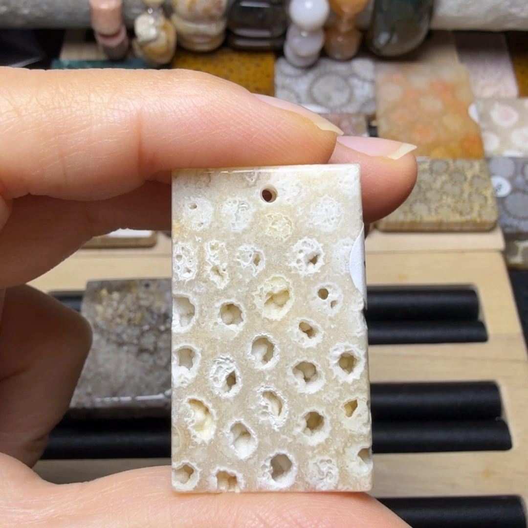 石英质玉未镶嵌晶洞牌牌