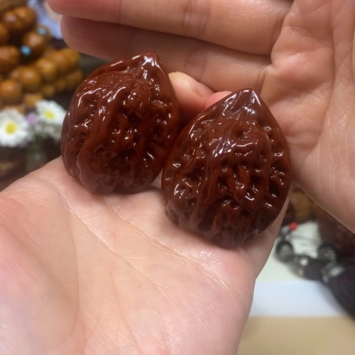 文玩核桃吊坠赤龙鸡心