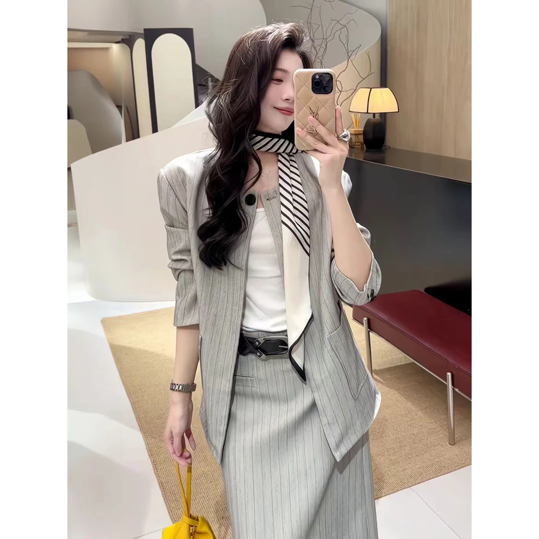 韩系灰色条纹西装套装女2025新款垫肩西服外套直筒半身裙两件套春