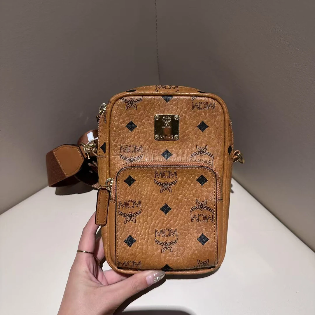 95新 MCM 新款在售干邑色小斜挎包/55075