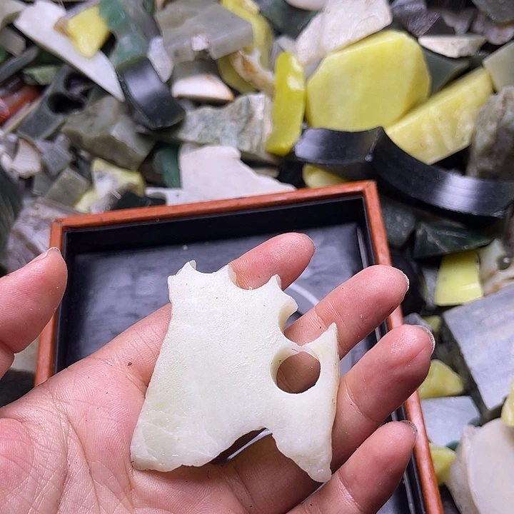 和田玉（糖玉）未镶嵌珠宝半成品雪**痕