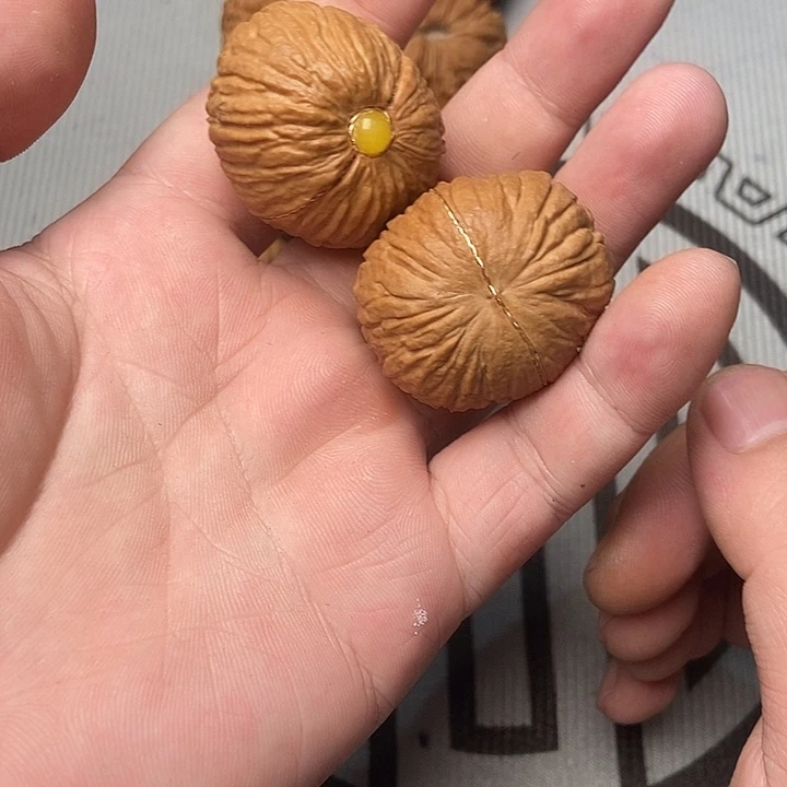 ?**儿核桃和苹果一起用勺子夹起