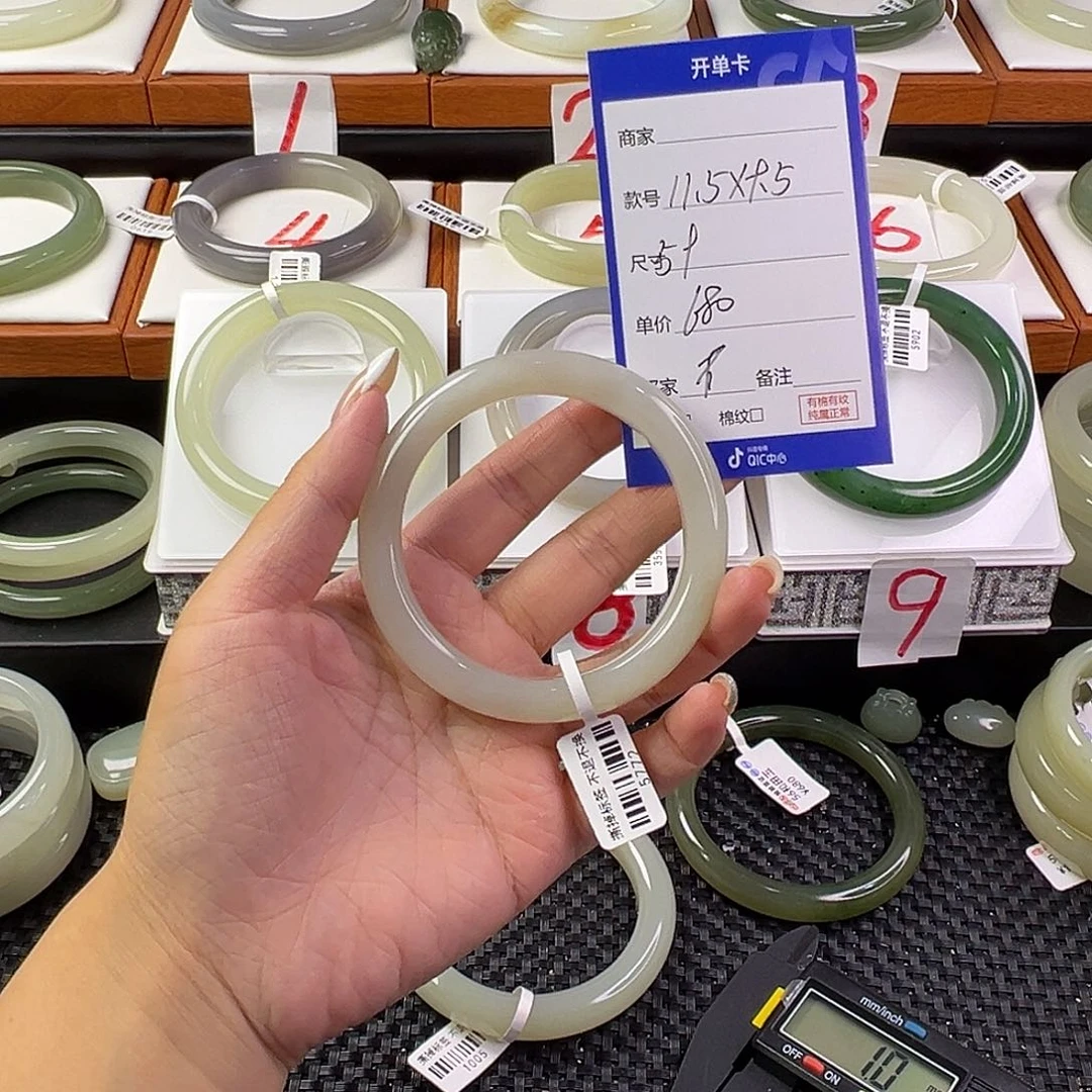 T***儿和田玉手镯未镶嵌