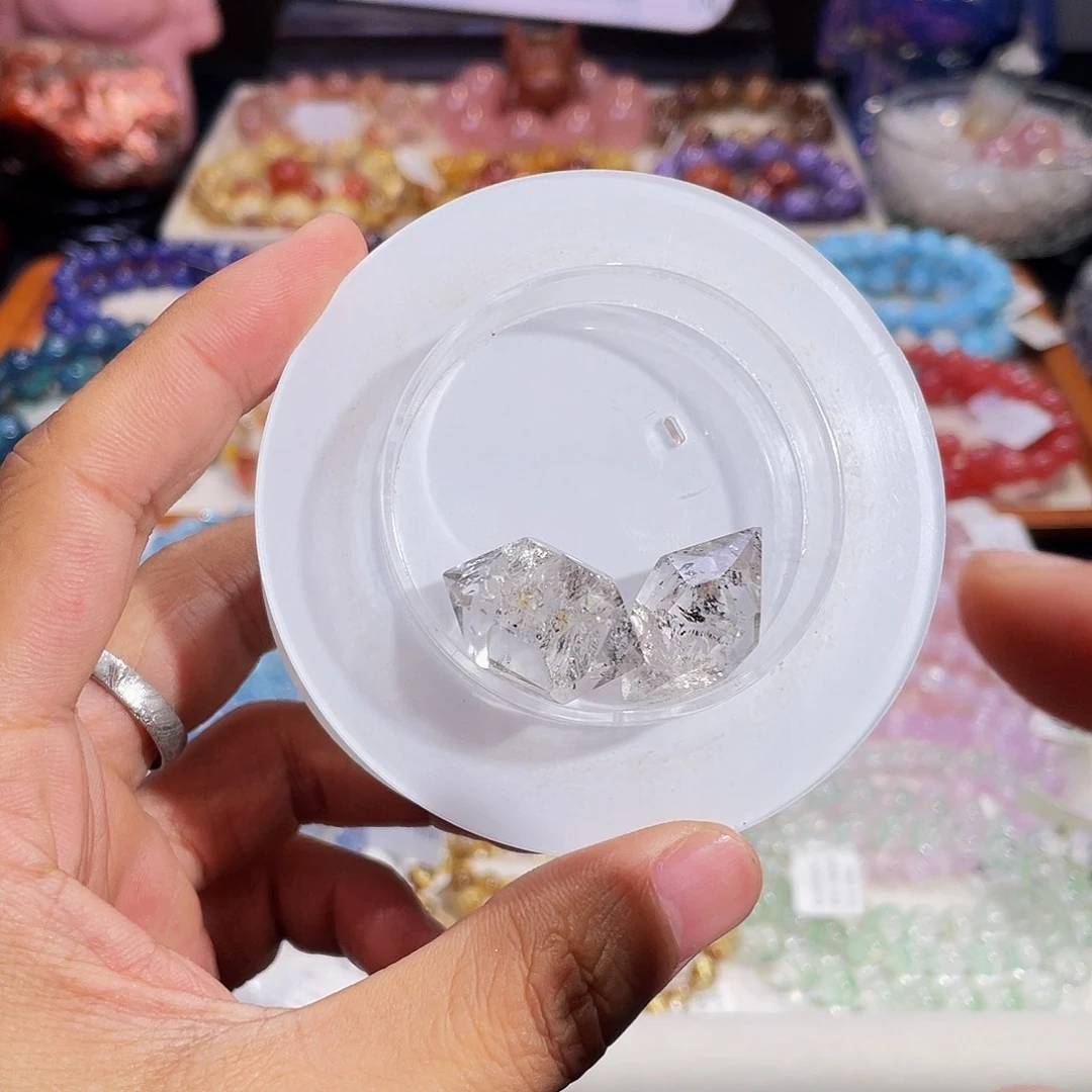 天然辰砂闪灵钻原石多样性发其一