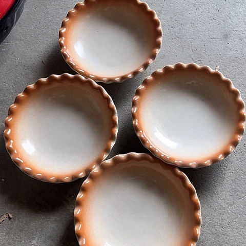 微瑕，不能明火，口径17，高度3，4个盘子