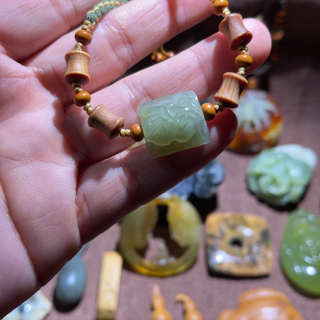 蛇纹石玉未镶嵌颈饰