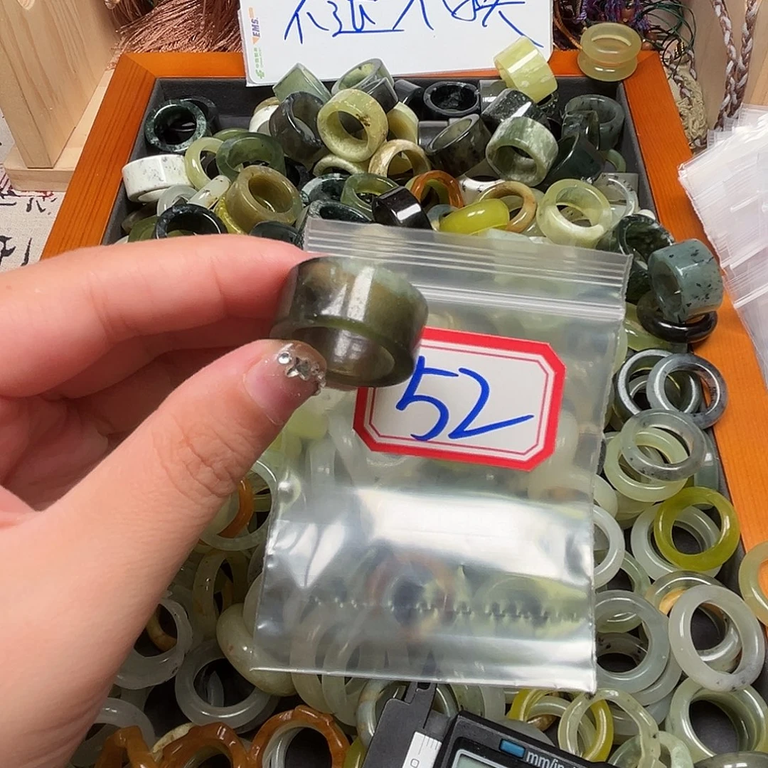 月***初未镶嵌蛇纹石玉珠宝奇石