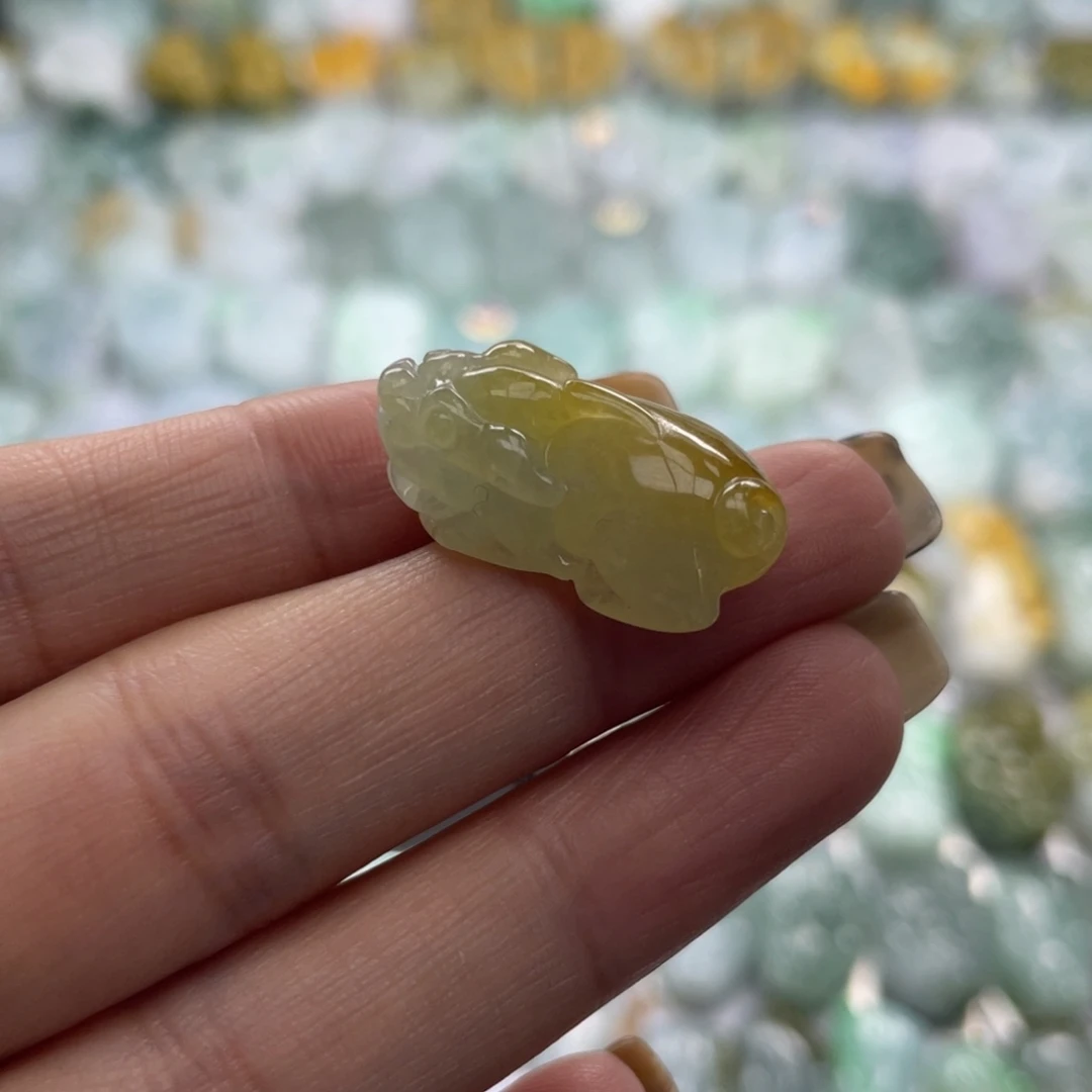 翡翠未镶嵌颈饰貔貅