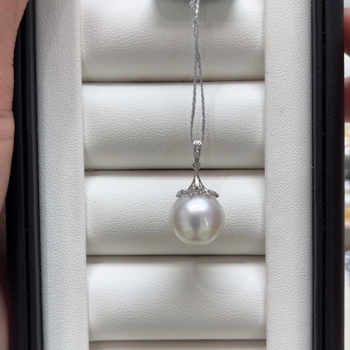 海水珍珠上新澳白梨花盖帽吊坠12-13mm18K金镶嵌