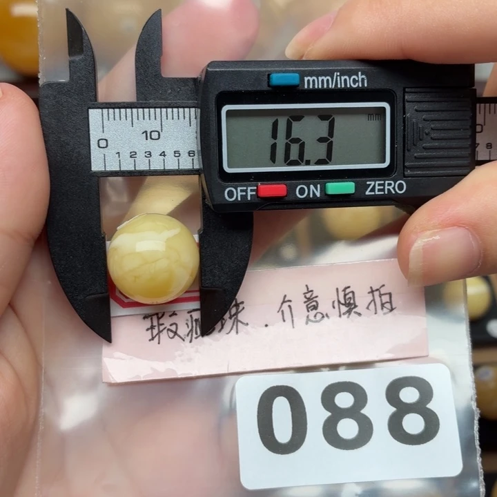 刘***丶未镶嵌琥珀裸石微瑕