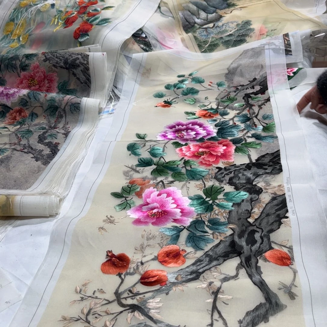 刺绣精****妞纯手工打造最完美苏绣