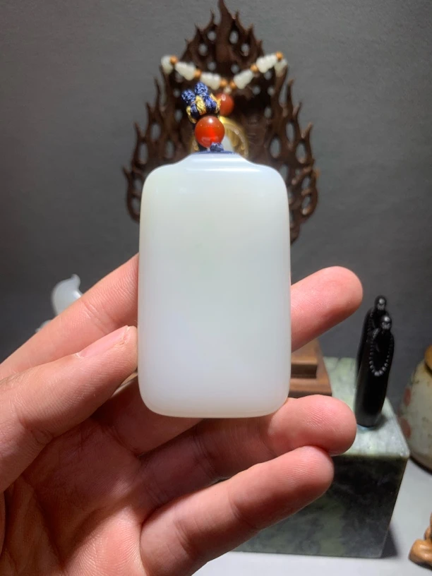 和田玉羊脂玉平安无事牌重量83克近无结构状态中部稍带翠色点缀