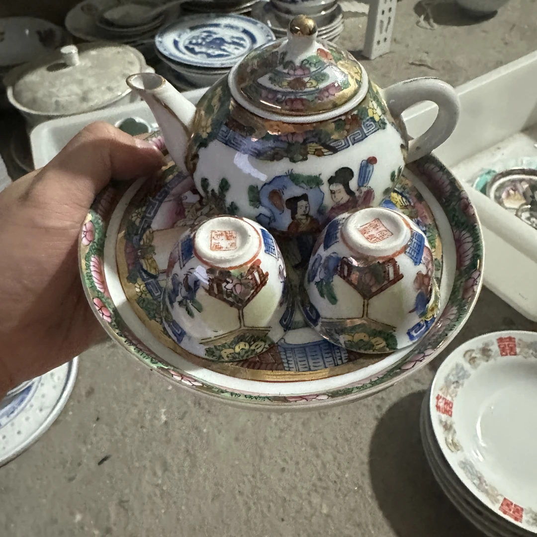 一套人物手绘广彩壶壶承杯