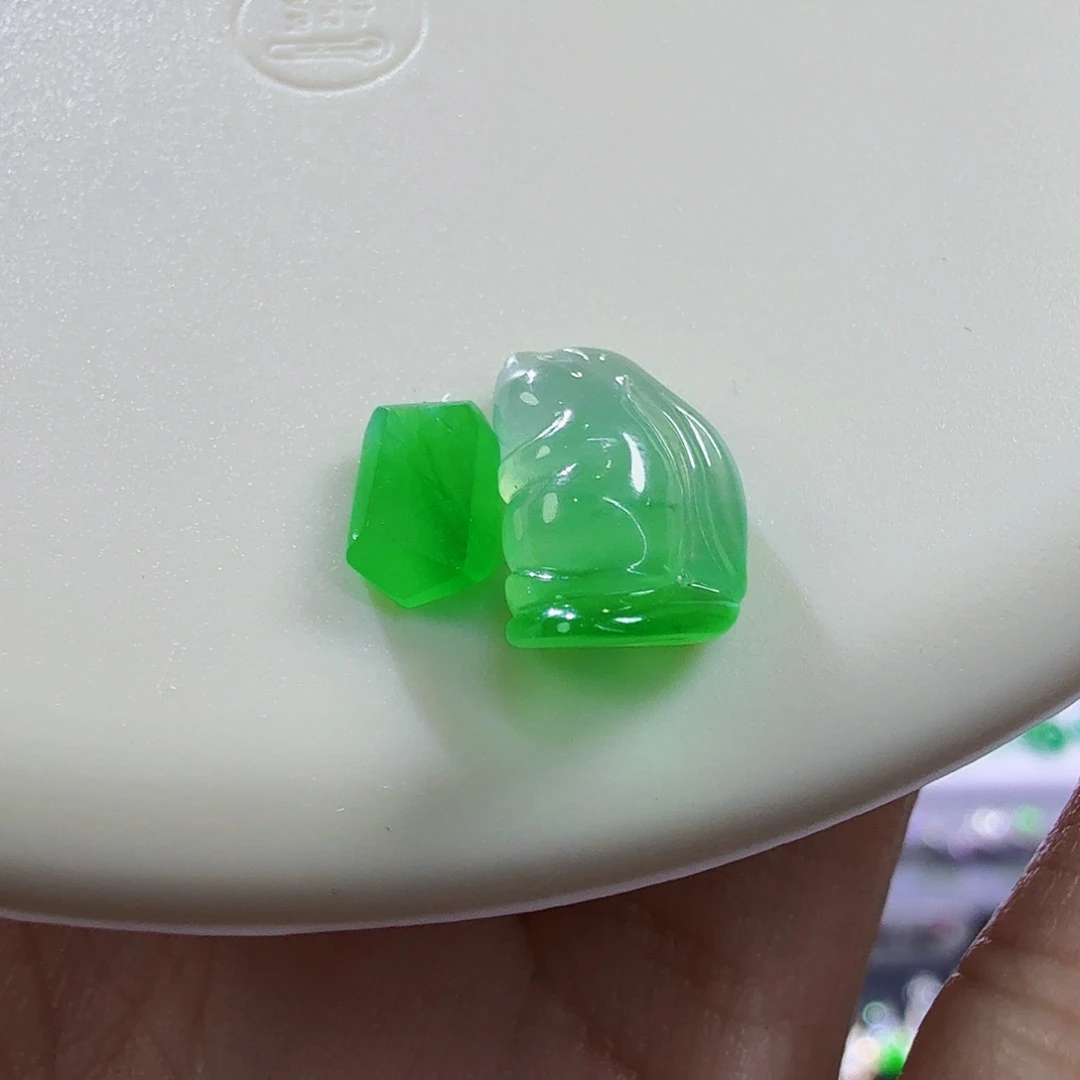 翡翠未镶嵌颈饰兔子一组