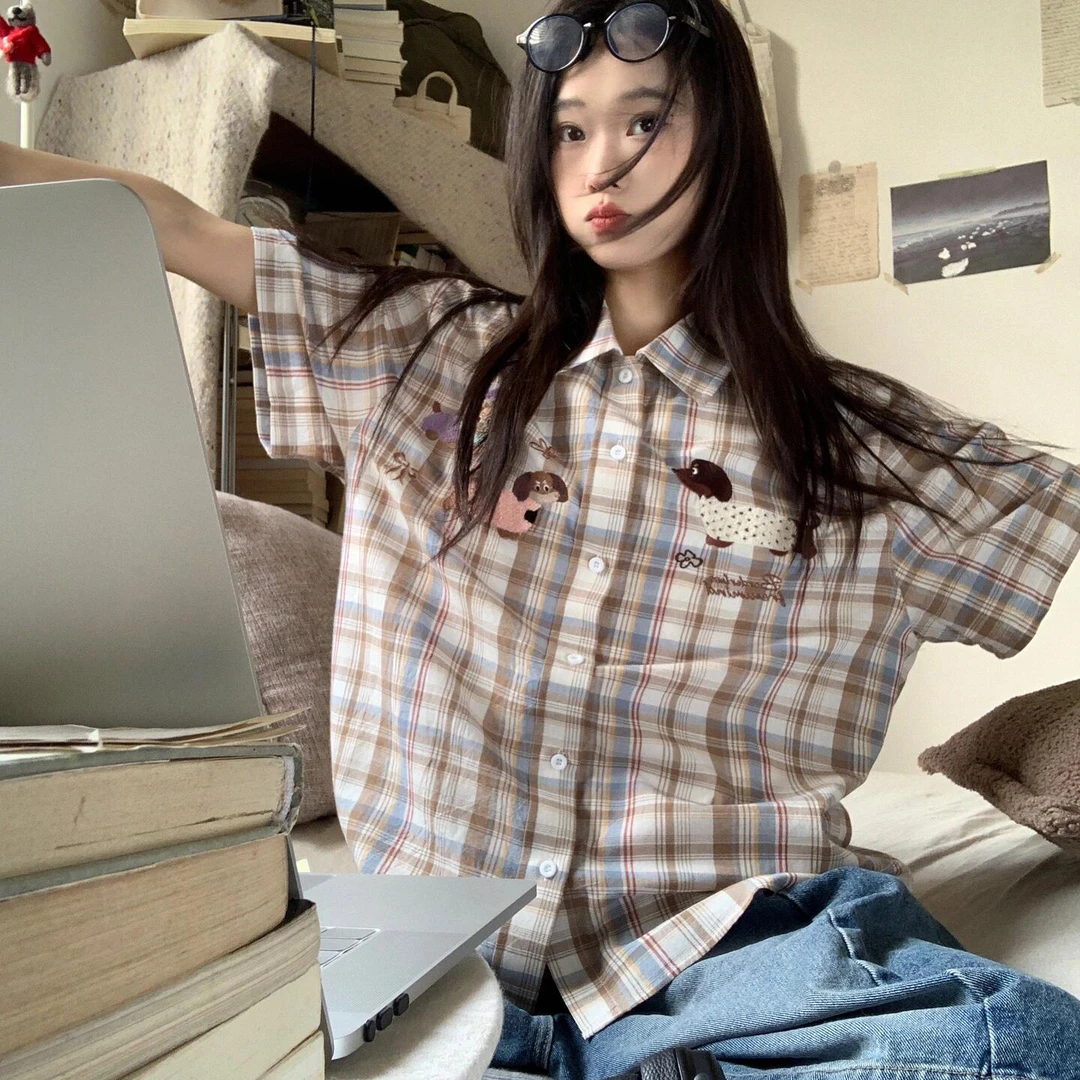 大码女装小众格子小狗刺绣短袖衬衫女胖mm独特休闲宽松法式衬衣潮
