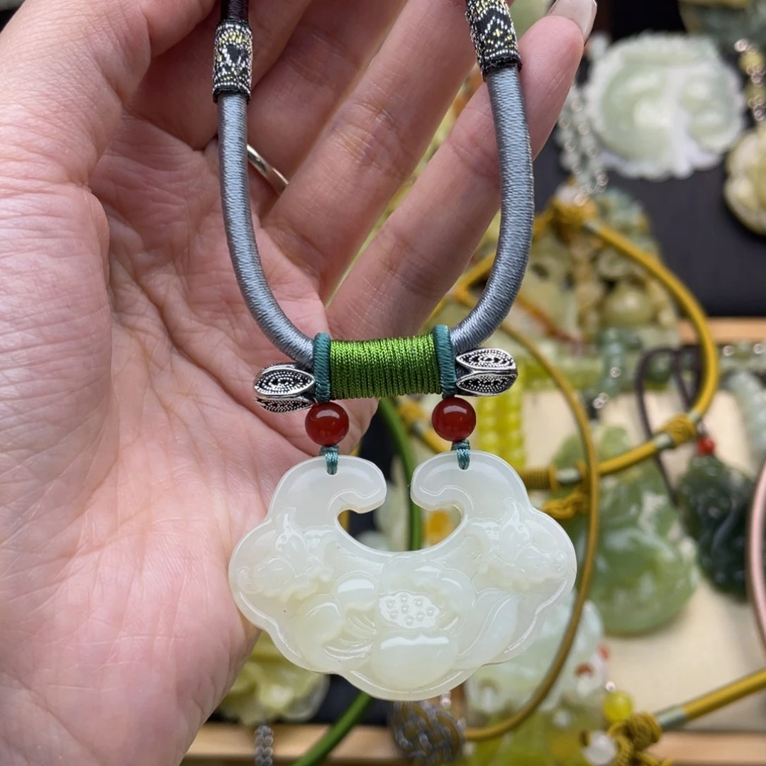 蛇纹石玉颈饰未镶嵌