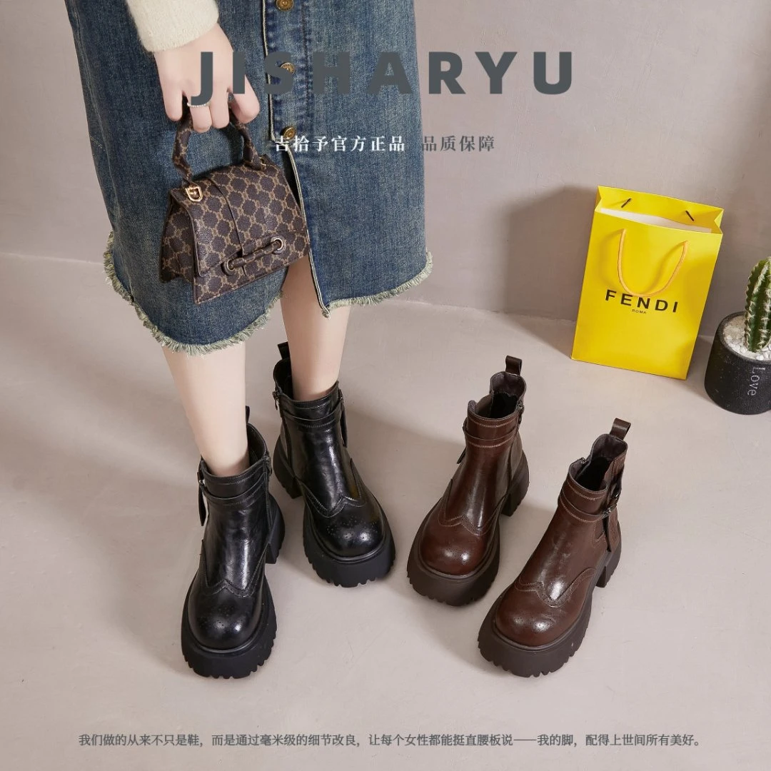 加肥加宽女鞋秋冬英伦皮带装饰厚底轻奢切尔西雕花马丁靴百搭胖脚