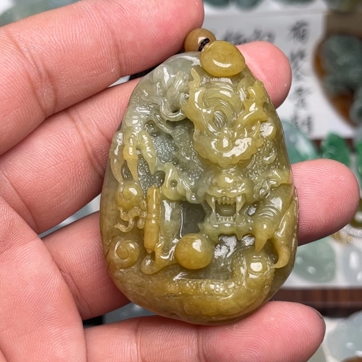 翡翠未镶嵌颈饰龙