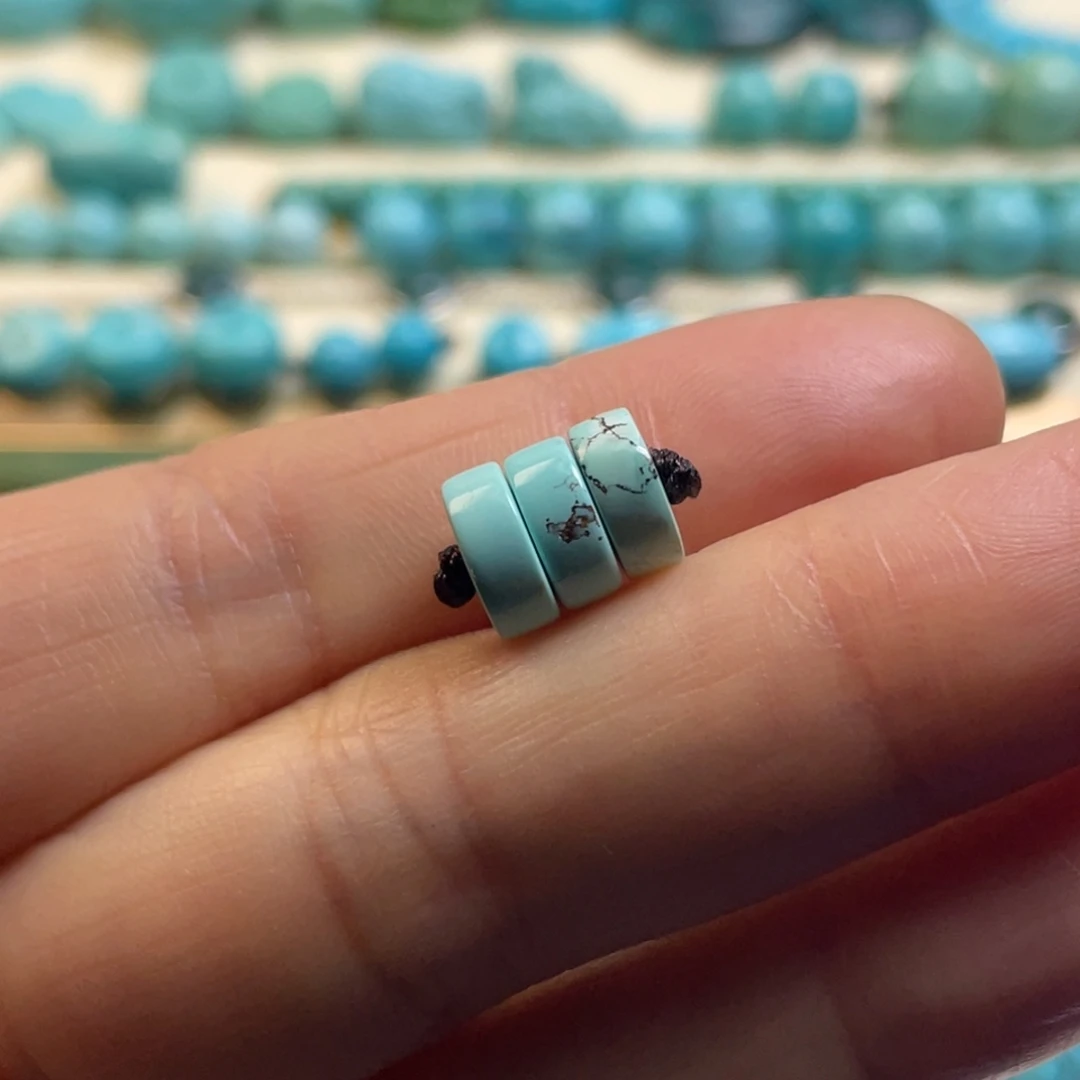 别***。绿松石未镶嵌颈饰