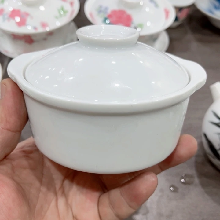 盘釉下五彩的瓷器在瓷器